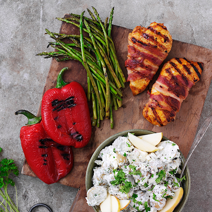 BBQ brystfilet med bacon, grillet peberfrugt og kartoffelsalat