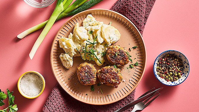 Kyllingefrikadeller og blomkåls-kartoffelsalat