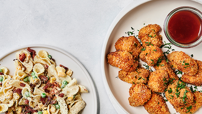 Sprøde ovnbagte nuggets og cremet pastasalat