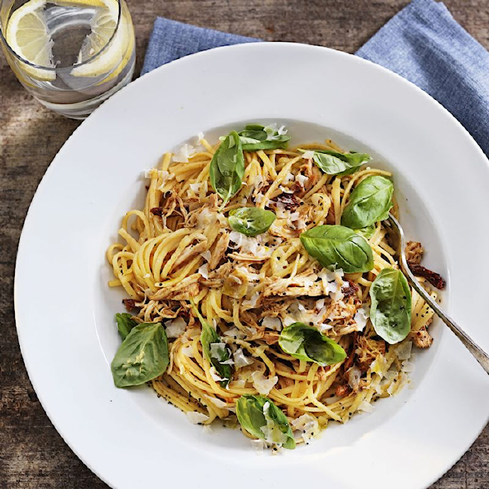 Pulled chicken pasta med tomat